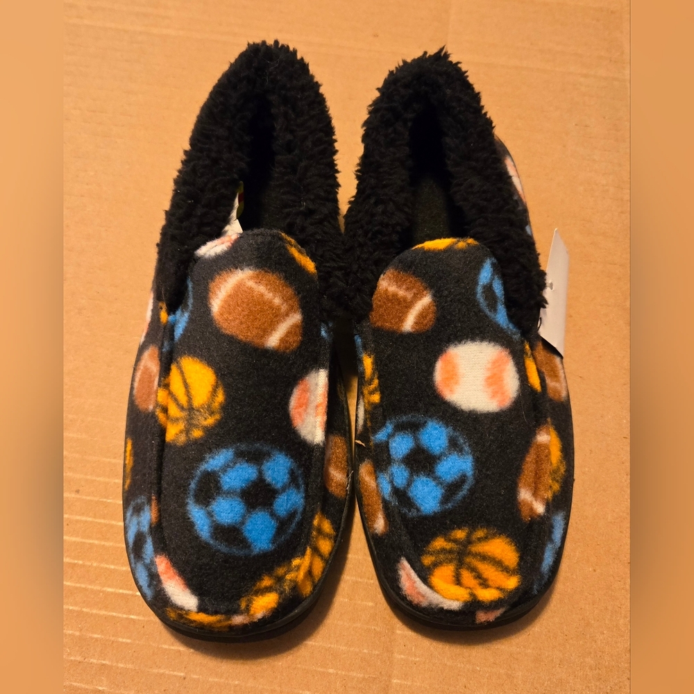 NWT Boy's Climatesmart by Cuddl Duds Sports Fleece Slippers, Size S (1/2)